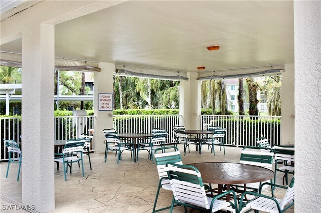 5767 Deauville Cir in Naples, FL - Foto de edificio - Building Photo