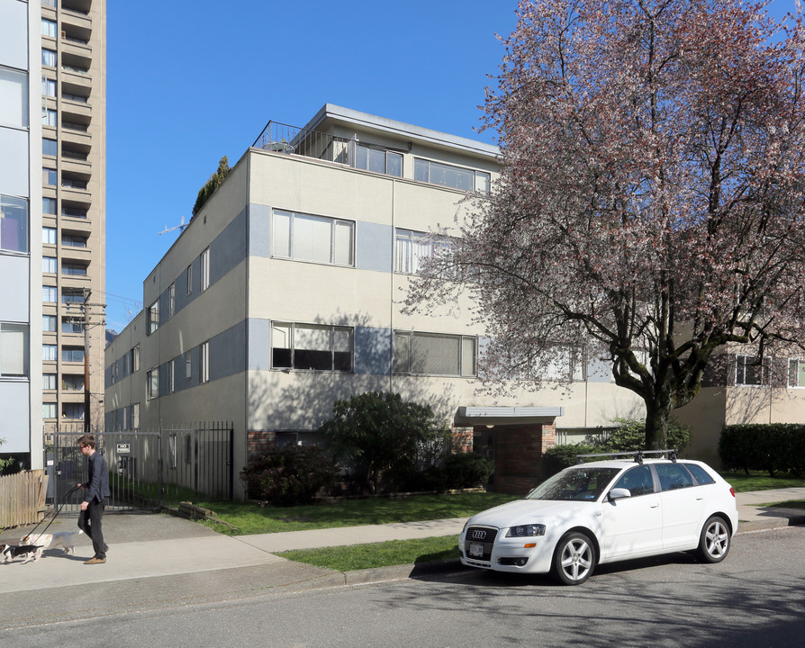 1215 Comox St in Vancouver, BC - Building Photo