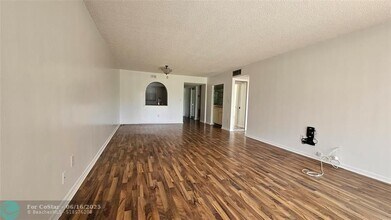 16171 Blatt Blvd in Weston, FL - Building Photo - Building Photo