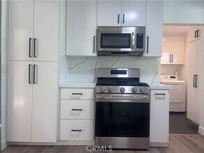 22315 Kittridge St in Los Angeles, CA - Building Photo - Building Photo