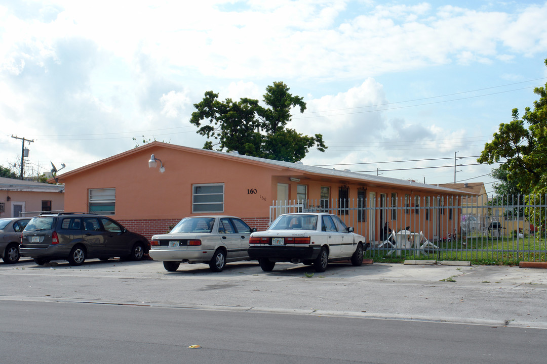 160 W 7th St in Hialeah, FL - Foto de edificio
