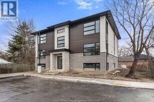 3871 Howard Ave in Windsor, ON - Building Photo