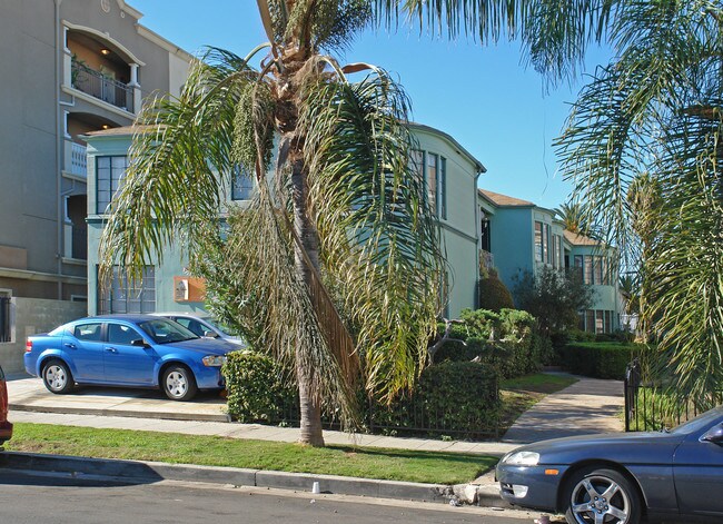 1045 S Norton Ave in Los Angeles, CA - Foto de edificio - Building Photo