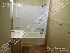 208 N 12th St-Unit -1 in Salina, KS - Foto de edificio - Building Photo