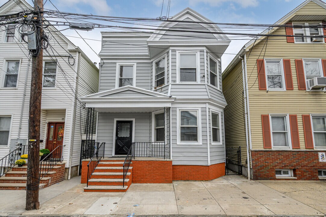 23 Komorn St in Newark, NJ - Building Photo