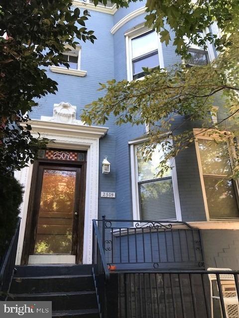 property at 2509 Cliffbourne Pl NW