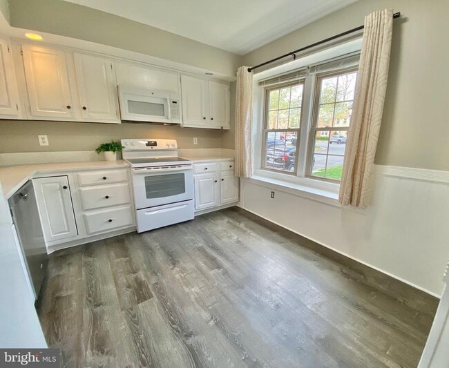 10323 Hampshire Green Ave in Fairfax, VA - Building Photo - Building Photo