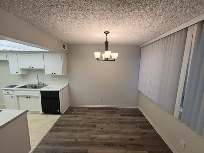 1626 N Poinsettia Pl in Los Angeles, CA - Foto de edificio - Building Photo