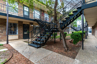 Whisperwind Apartments in Fort Worth, TX - Foto de edificio - Building Photo