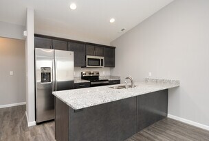 Somerset Townhomes and Villas in Fort Wayne, IN - Building Photo