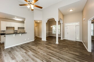 54 Cottage Ln in Newnan, GA - Foto de edificio - Building Photo