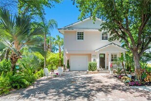 2800 Lakeview Dr in Naples, FL - Building Photo