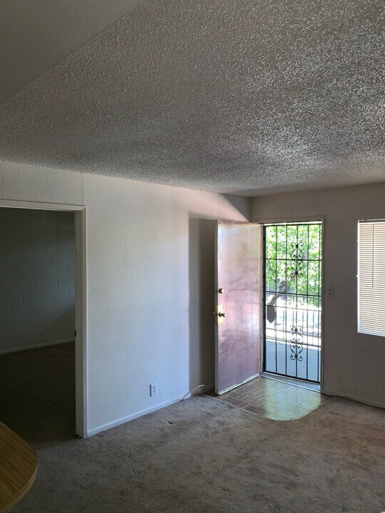 3712 Royal Crest St in Las Vegas, NV - Building Photo