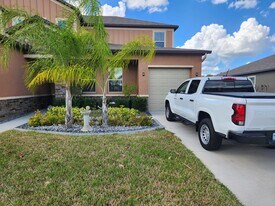 9434 Channing Hill Dr, Unit MIL Suite in Sun City Center, FL - Building Photo