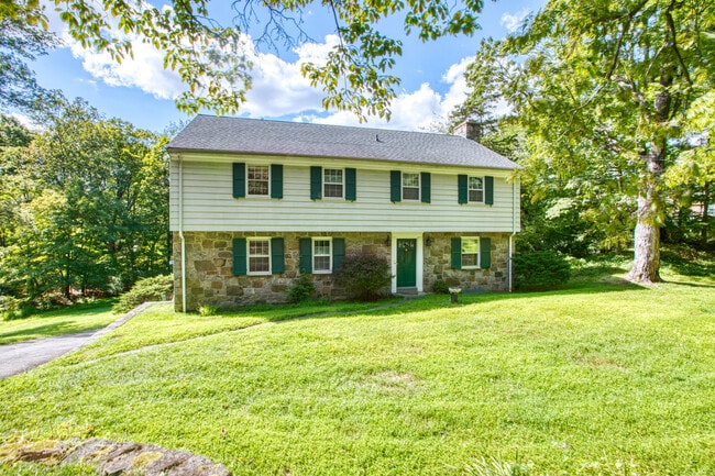 226 Stanwich Rd in Greenwich, CT - Building Photo - Building Photo