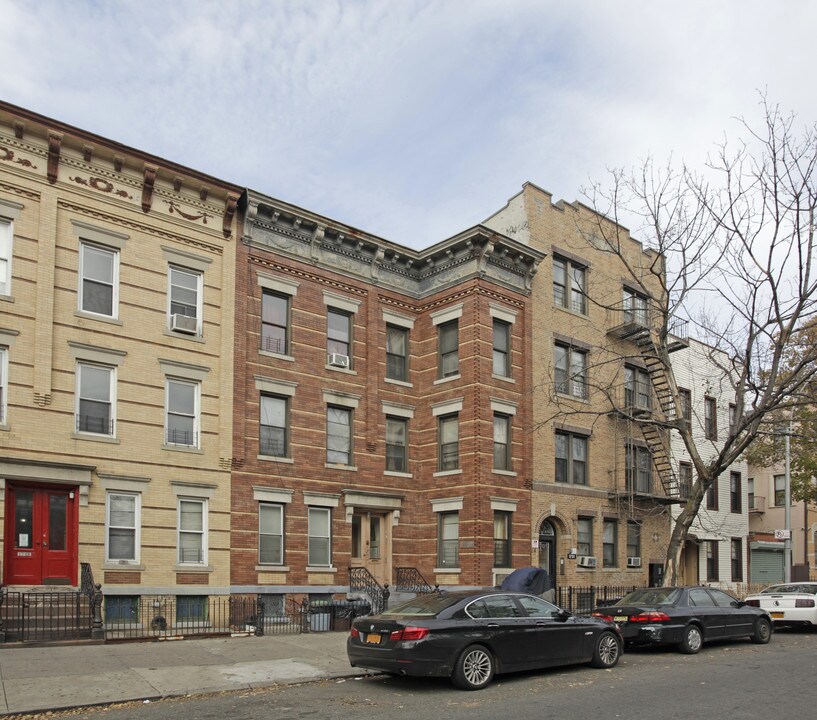 1727 Cornelia St in Flushing, NY - Building Photo