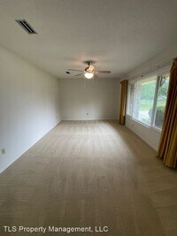 402 Colonial Dr photo'