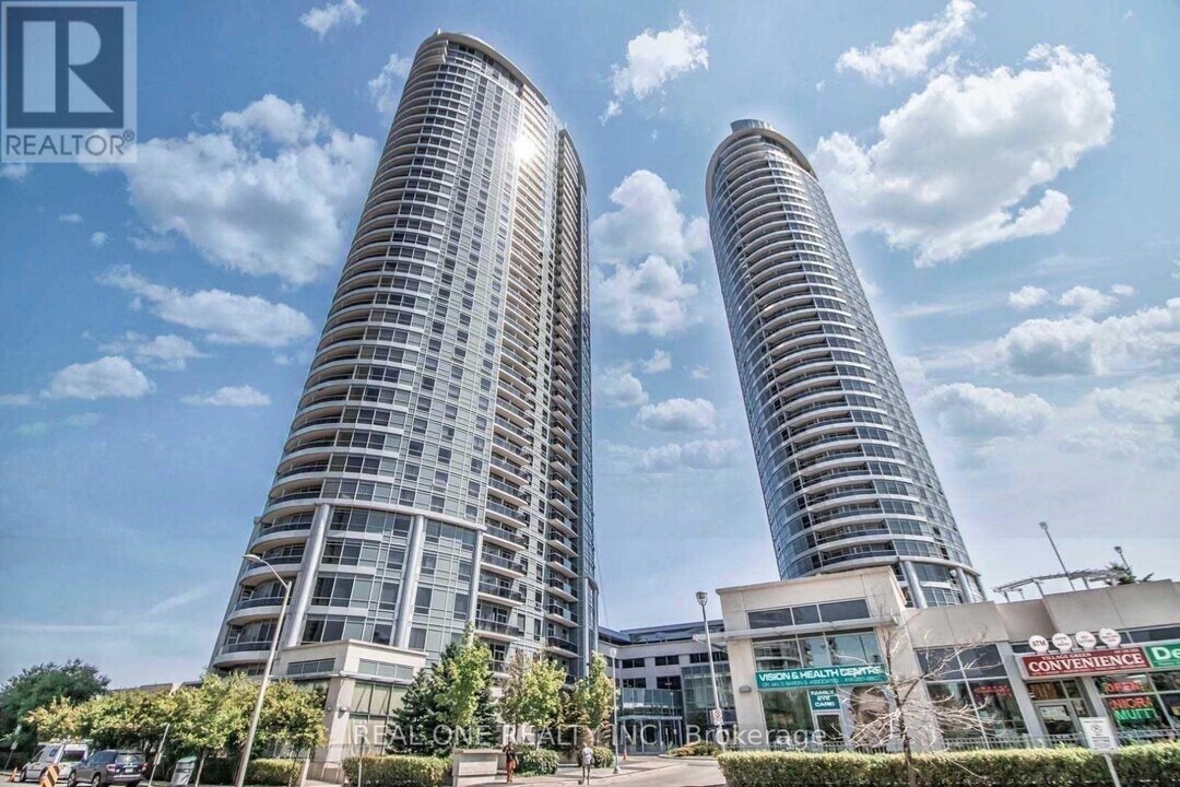 125 Village Green Square in Toronto, ON - Building Photo