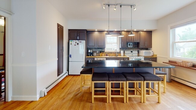 20 Oakland St, Unit #1 in Newton, MA - Foto de edificio - Building Photo