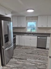 404 Denslow St in Windsor Locks, CT - Building Photo - Building Photo