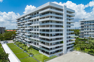 Commodore Club South in Key Biscayne, FL - Building Photo - Building Photo