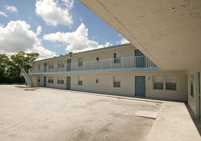 1140 17th Ave N in Lake Worth, FL - Building Photo - Building Photo