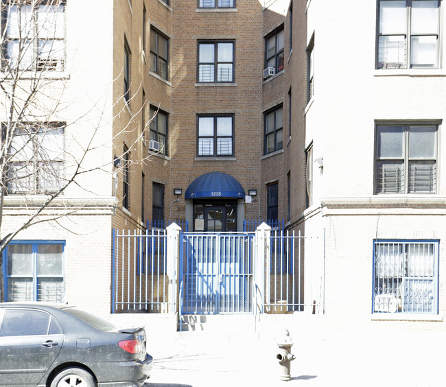 1235 Morris Ave in Bronx, NY - Foto de edificio - Building Photo