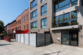 311 Hart St in Brooklyn, NY - Foto de edificio - Building Photo