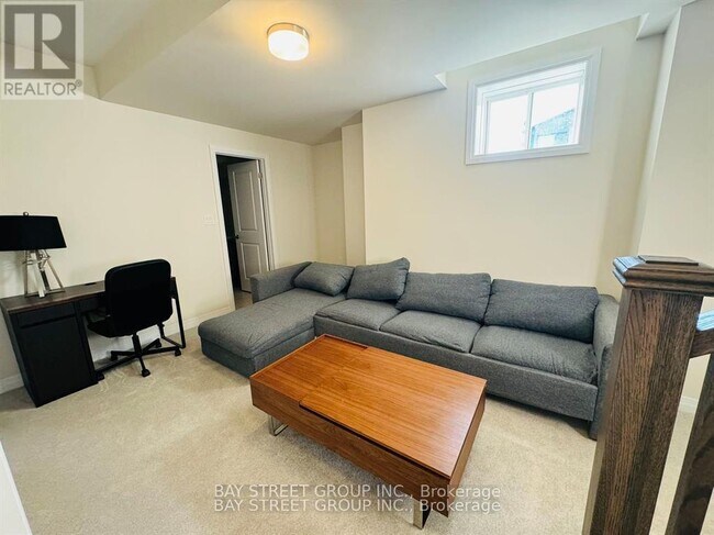 121 Settlers Rd E in Oakville, ON - Building Photo - Building Photo