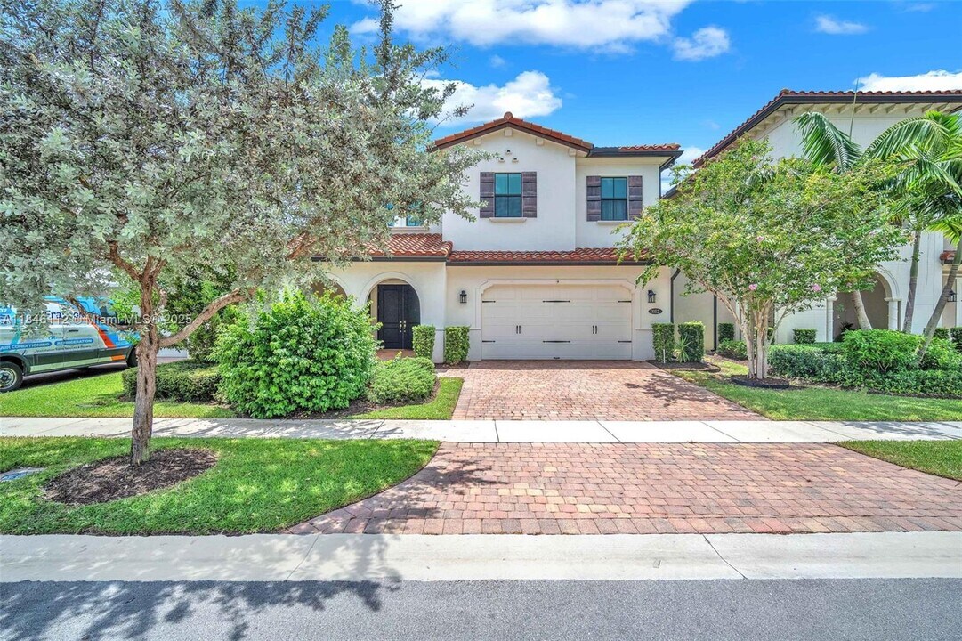 1052 SW 113th Way in Pembroke Pines, FL - Building Photo