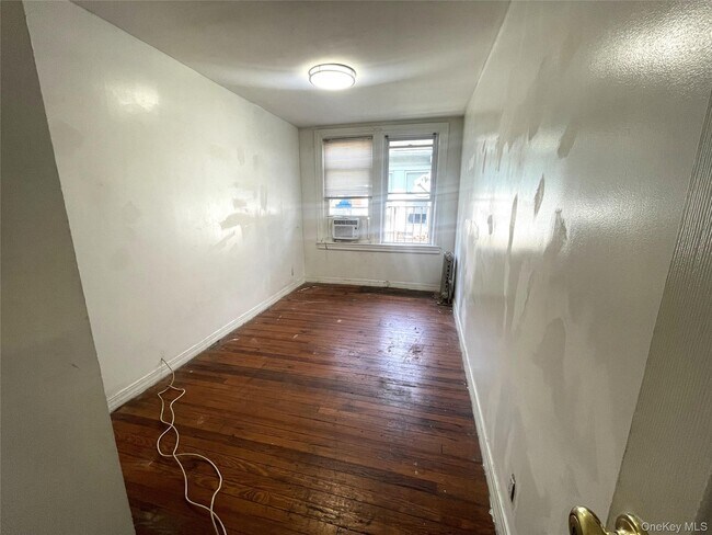33-27 89th St in Queens, NY - Foto de edificio - Building Photo