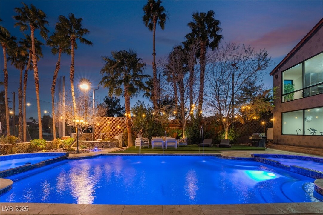 2905 La Mesa Dr in Henderson, NV - Foto de edificio