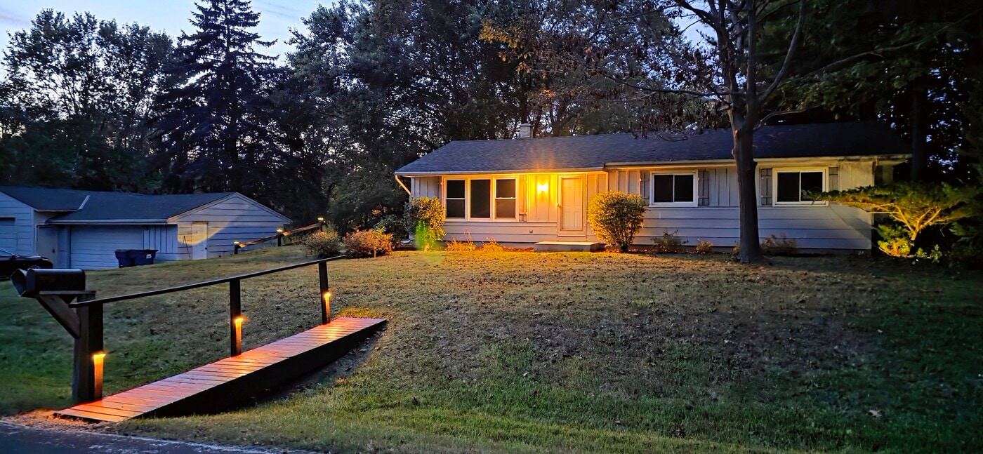 485 Hillcrest Rd in Grafton, WI - Foto de edificio