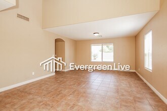 8032 W Preston Ln in Phoenix, AZ - Foto de edificio - Building Photo