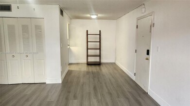 7231 Miami Lakes Dr in Miami Lakes, FL - Building Photo - Building Photo