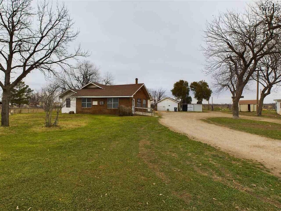 4594 US-287 in Iowa Park, TX - Building Photo