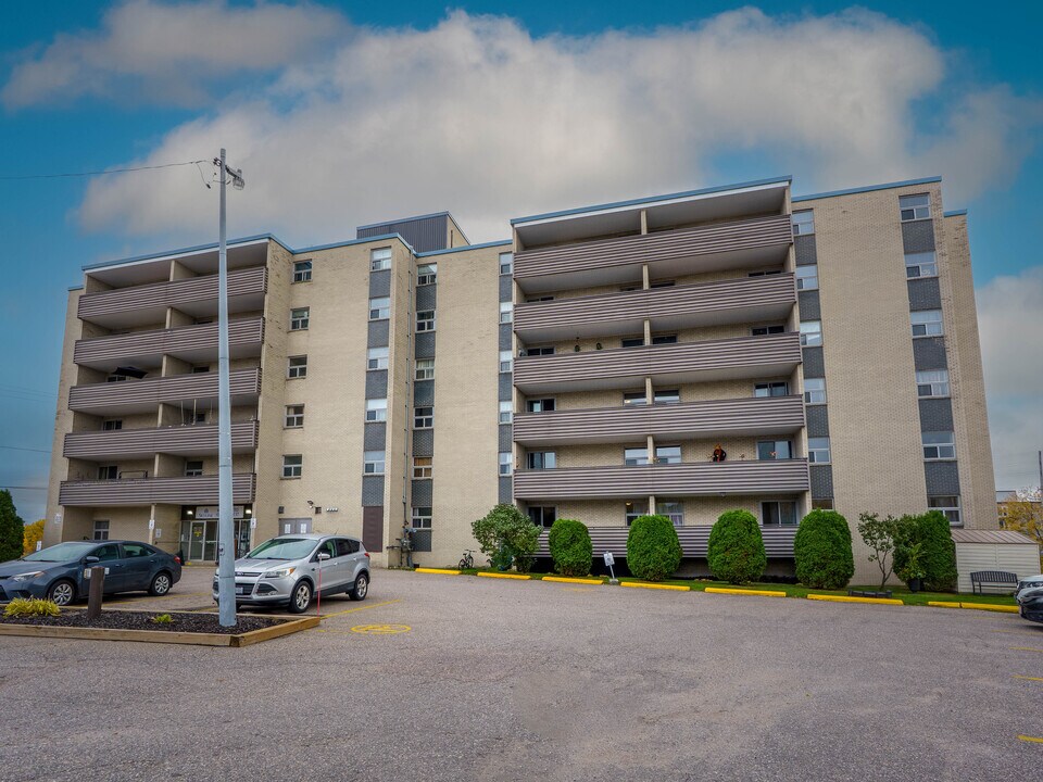 Bay Court Apartments in North Bay, ON - Building Photo