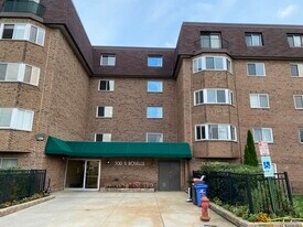 300 S Roselle Rd in Schaumburg, IL - Building Photo