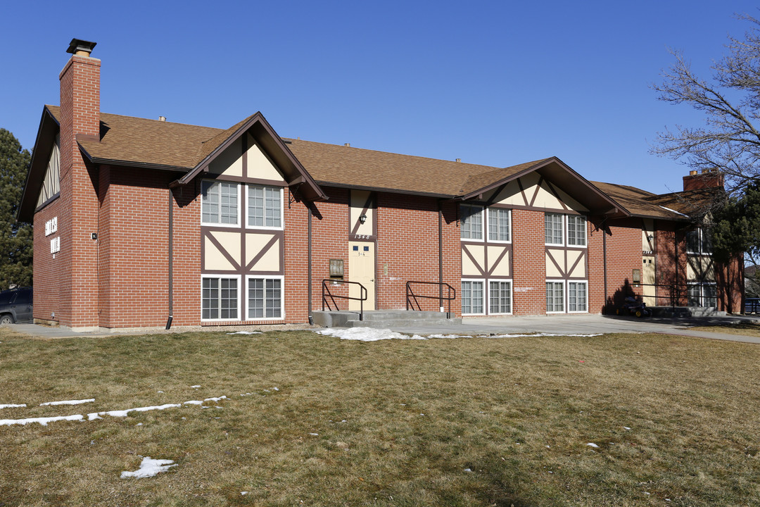 English Village Apartments in Longmont, CO - Building Photo