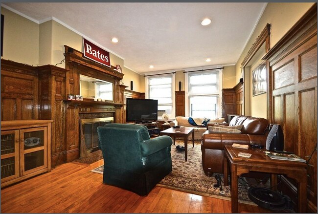 1793 Beacon St, Unit 5 in Brookline, MA - Foto de edificio - Building Photo