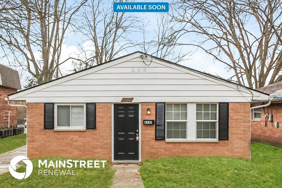 6947 Gracely Dr in Cincinnati, OH - Building Photo