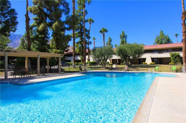 2825 N Los Felices Rd in Palm Springs, CA - Foto de edificio - Building Photo