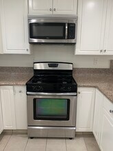 17071 Sims Ln, Unit 103 in Huntington Beach, CA - Building Photo - Building Photo