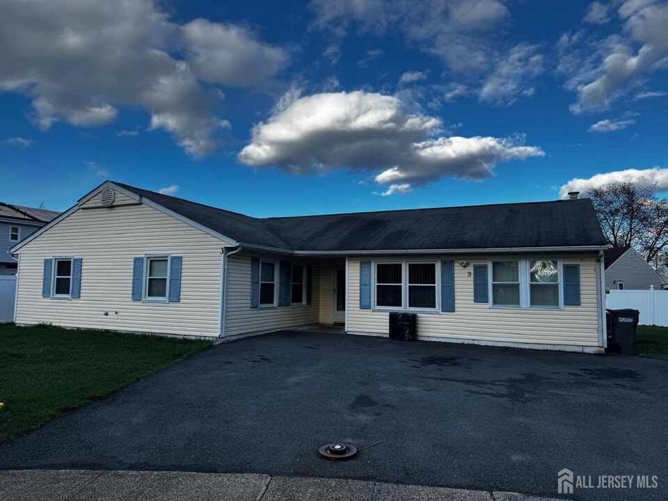 3 Joyce Dr in Piscataway, NJ - Building Photo