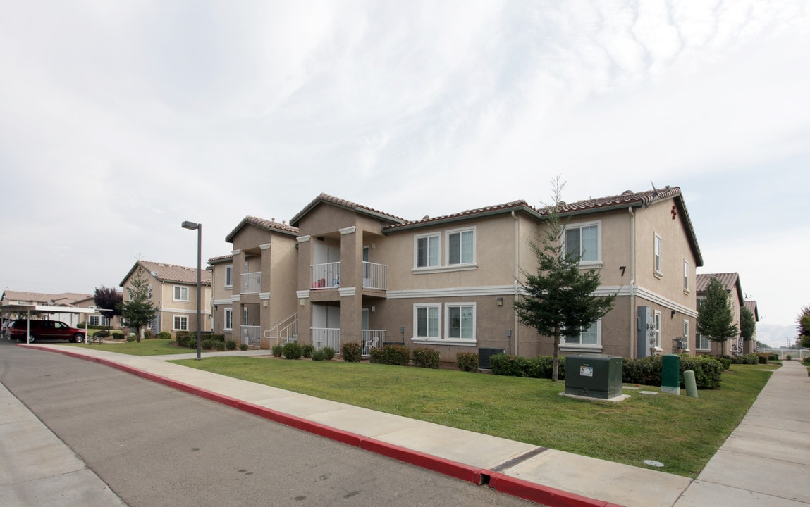 Los Arboles Apartments in Orange Cove, CA - Building Photo