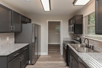 245 Cary Memorial Dr in Pensacola, FL - Building Photo - Building Photo