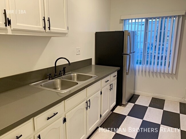 652 S Dunsmuir Ave in Los Angeles, CA - Building Photo - Building Photo