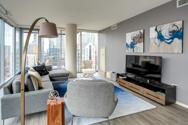 13 E Huron St in Chicago, IL - Foto de edificio - Building Photo