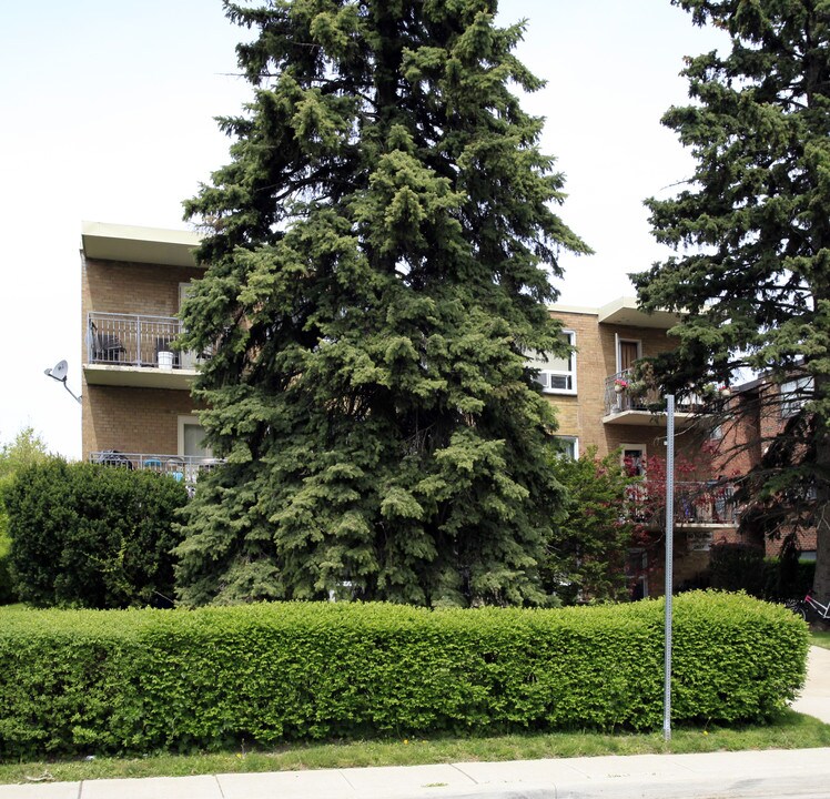 16 Fraserwood Ave in Toronto, ON - Building Photo