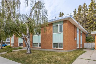 2402 33 Av SW in Calgary, AB - Building Photo